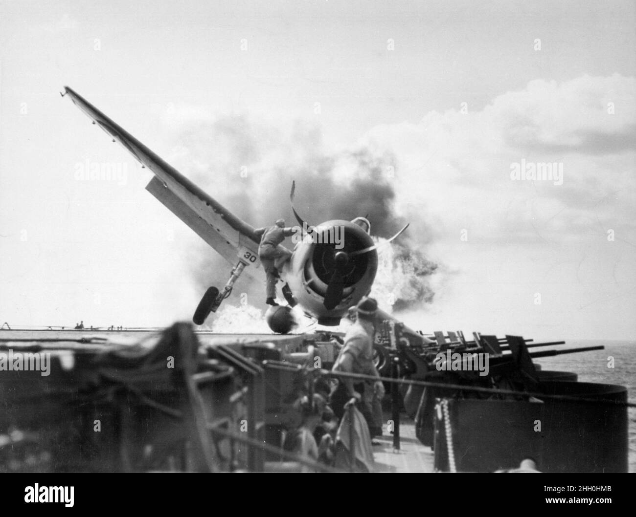 Ein brennender Grumman Hellcat auf dem Deck des Flugzeugträgers USS Enterprise Stockfoto