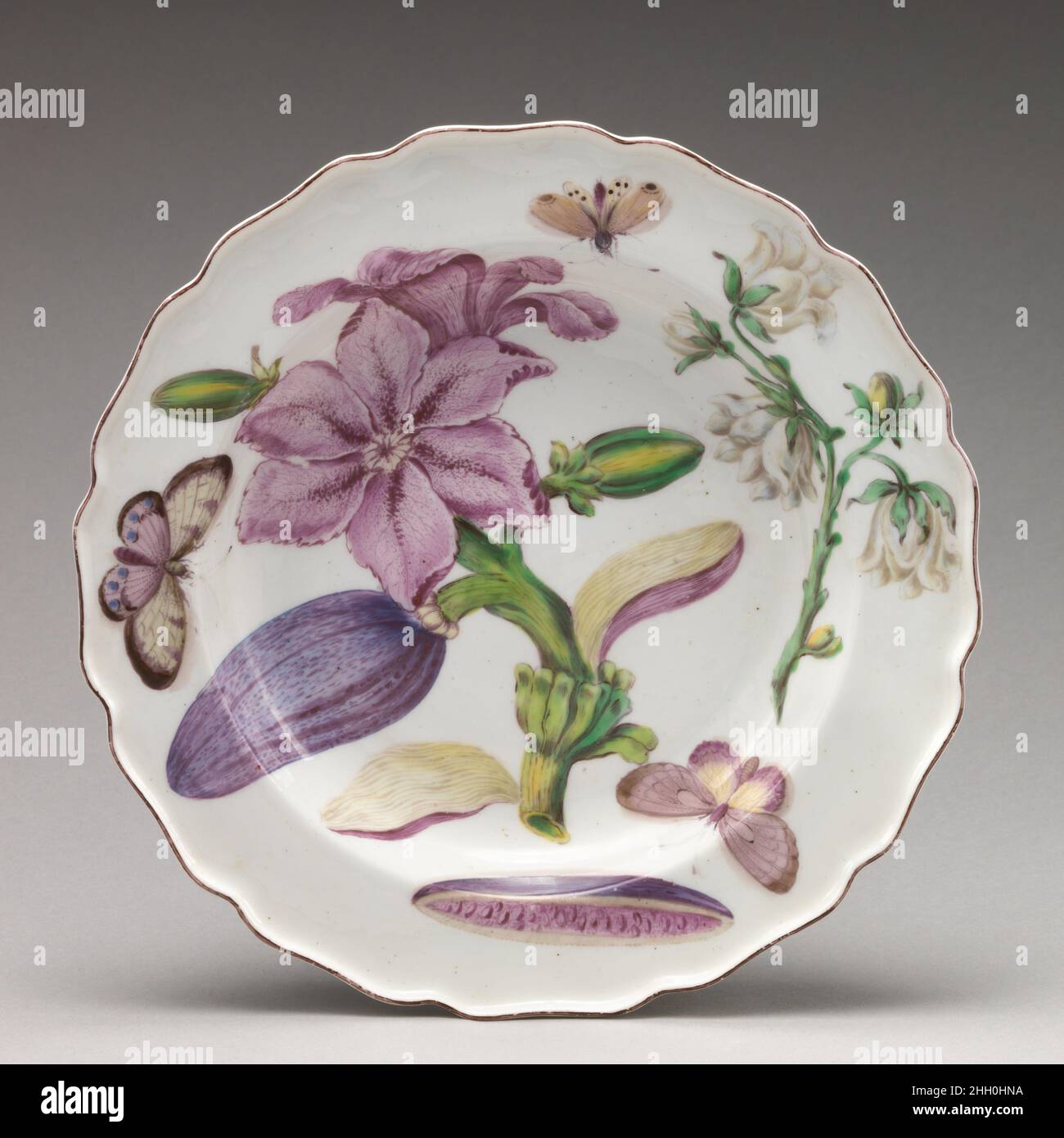 Botanischer Teller mit einer blühenden Aubergine ca. 1755 Chelsea Porzellan Manufaktur Diese botanischen Platten (2016,217–.226) wurden um 1755 von der Chelsea Fabrik hergestellt und werden oft als Chelsea 'Hans Sloane' Waren bezeichnet, in Bezug auf den königlichen Arzt, Reisenden, Und Naturhistoriker, die während der britischen Aufklärung dazu beigetragen haben, den Chelsea Physik Garden in ein Zentrum botanischen Wissens zu verwandeln. Mehrere auf diesen Tafeln abgebildete Motive stammen aus botanischen Illustrationen, die von Philip Miller, Kurator des Chelsea Physik Garden, veröffentlicht wurden. Obwohl Blumen und Früchte typisch sein könnten Stockfoto