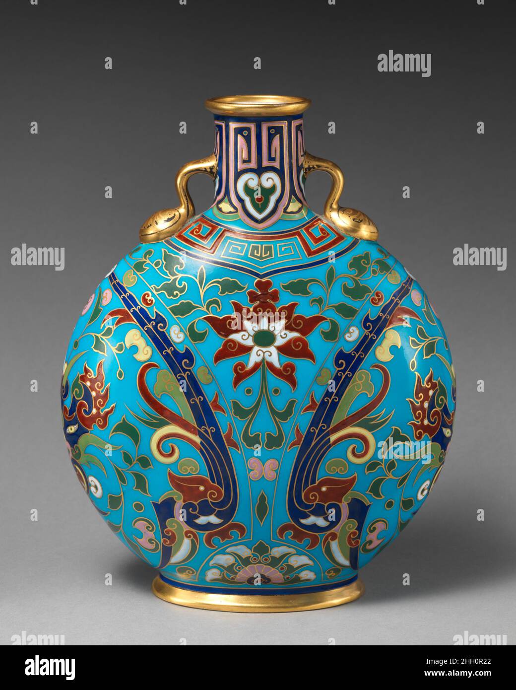 Mondflasche mit islamistischen Blumenmotiven 1872 Minton(s) Minton war die wichtigste Keramikfabrik der viktorianischen Zeit und begann, Produkte auf der ersten großen Ausstellung von 1851 auszustellen. Das 1793 von Thomas Minton in Stoke-on-Trent gegründete Unternehmen spezialisierte sich zunächst auf Transferware-Keramik, bevor es ab 1836 unter dem Besitz von Thomas Sohn Herbert Minton expandiert. Unter dem Besitz von Colin Minton Campbell, der 1858 die Nachfolge seines Onkels antrat, wurde die Fabrik als Spezialhersteller von Feinsteinzeug der Ästhetik-Bewegung anerkannt, das von einer reichen Auswahl inspiriert wurde Stockfoto