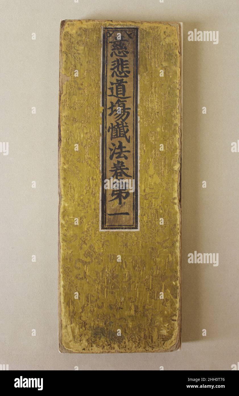 Sutra of the Reue Ritual of Great Compassion (Cibei daochang chanfa), Band 1 1615 China gedruckte Sutras nahmen in der Regel die Form von Akkordeonfolder an und zeigten oft ein illustriertes Frontispiz. Die Legende besagt, dass das in diesem Sutra beschriebene Bußritual von Kaiser Wu von Liang (464–549) eingesetzt wurde, um seine verstorbene Frau aus einer unangenehmen Reinkarnation als Python zu befreien. Dies ist die Geschichte, die im illustrierten Frontispiz dargestellt wird, wo eine Gruppe buddhistischer Mönche fleißig die im Sutra vorgeschriebenen Rituale Unternehmen. Der Geist der Kaiserin schwebt frei aus dem Mund Stockfoto