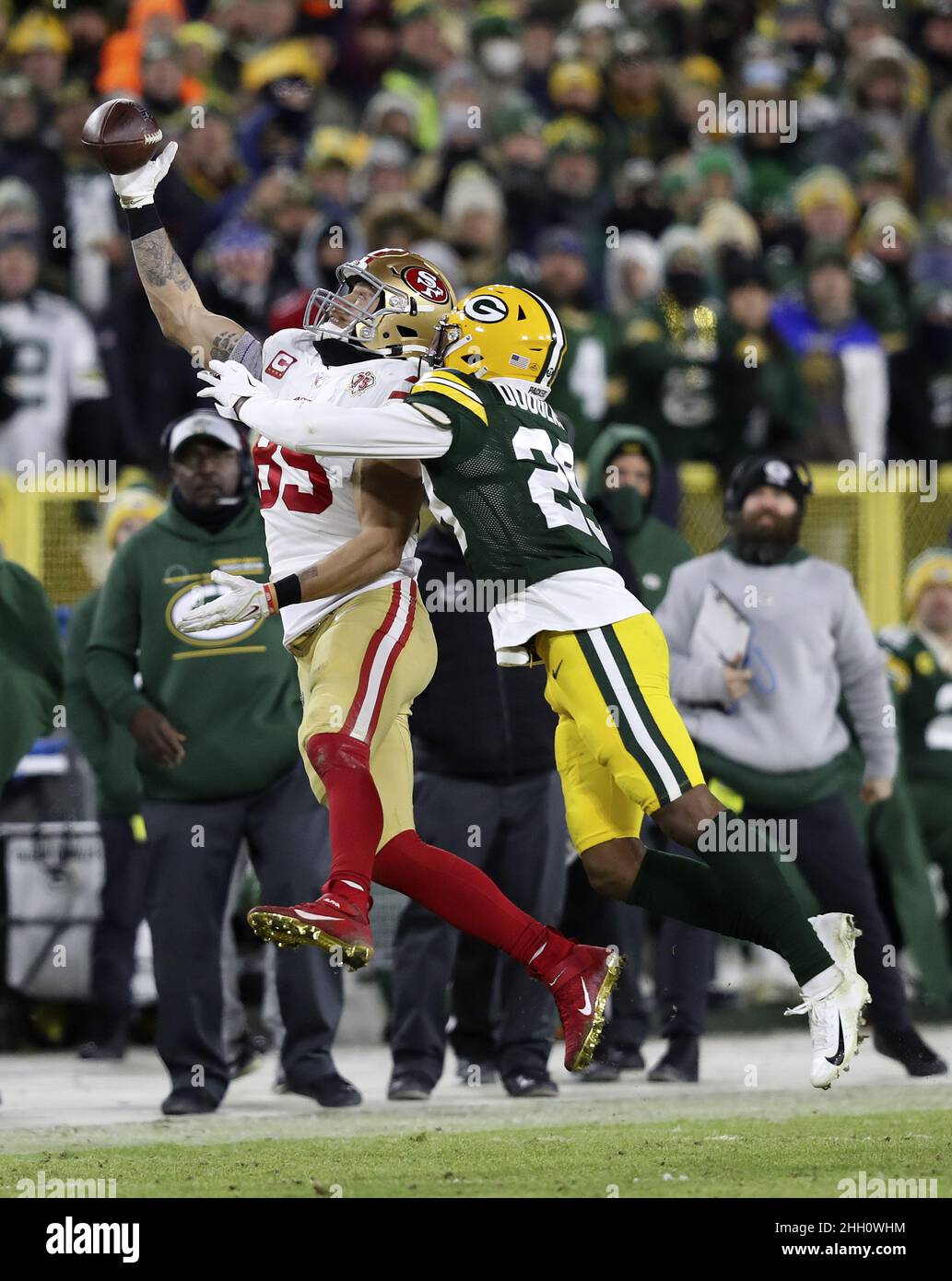 Green Bay, Usa. 23rd Januar 2022. San Francisco 49ers George Kittle (85) holt sich in der zweiten Hälfte des NFC Divisional Playoff-Spiels am Samstag, den 22. Januar 2022, mit einer Hand gegen die Green Bay Packers Rasul Douglas (29) im Lambeau Field in Green Bay, Wisconsin. Foto von Aaron Josefczyk/UPI Credit: UPI/Alamy Live News Stockfoto