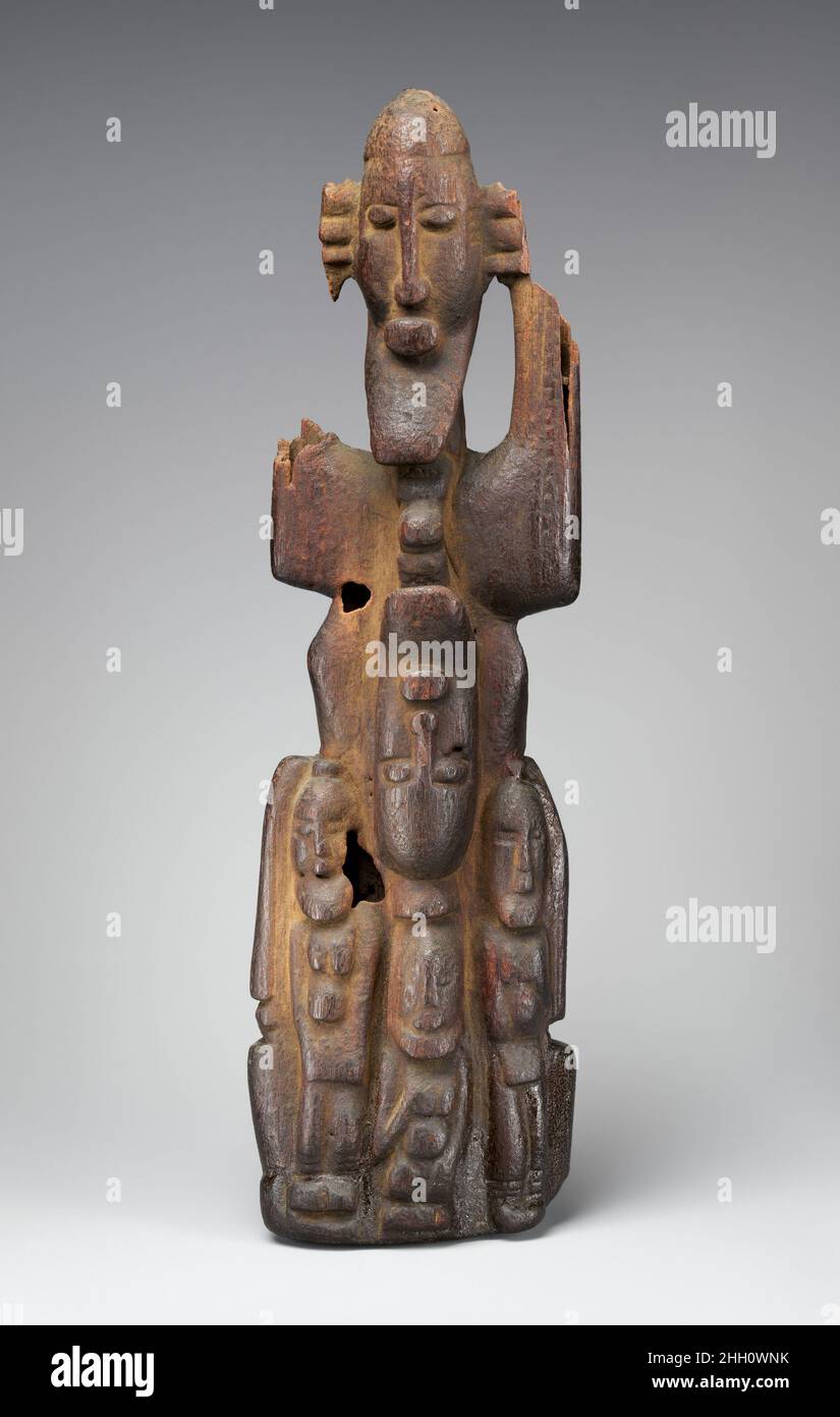 Figure Group 16th–19th Century Soninke or Dogon volks sowohl die mündlichen Überlieferungen der Dogon als auch die archäologischen Beweise belegen die Besiedlung des erhöhten Bandiagara-Aufzuchtvorsprungs Malis durch Dogon-Migranten im frühen 16. Jahrhundert. Diese ungewöhnliche Arbeit kann auf diese Zeit datieren, da die extremen klimatischen Bedingungen förderlich für die Erhaltung der Holzskulptur waren. Stilistisch sind die länglichen Gesichter, die hervorstehenden Augen und Münder, die geraden Nasen und die hervorstehenden Bärte mit einer Gruppe von Skulpturen verwandt, die von Gelehrten entweder als „Soninke“ oder „Djennenke“ identifiziert wurden. Diese Begriffe beschreiben Werke, die von einem Netz produziert werden Stockfoto