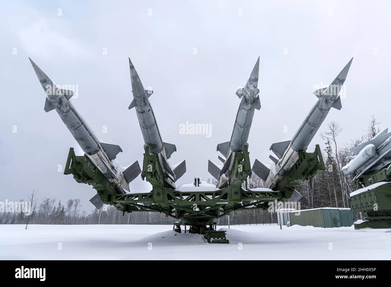 Boden-Luft-Raketen auf Schnee im Winter. Luftabwehr. Abwehrsystem Stockfoto