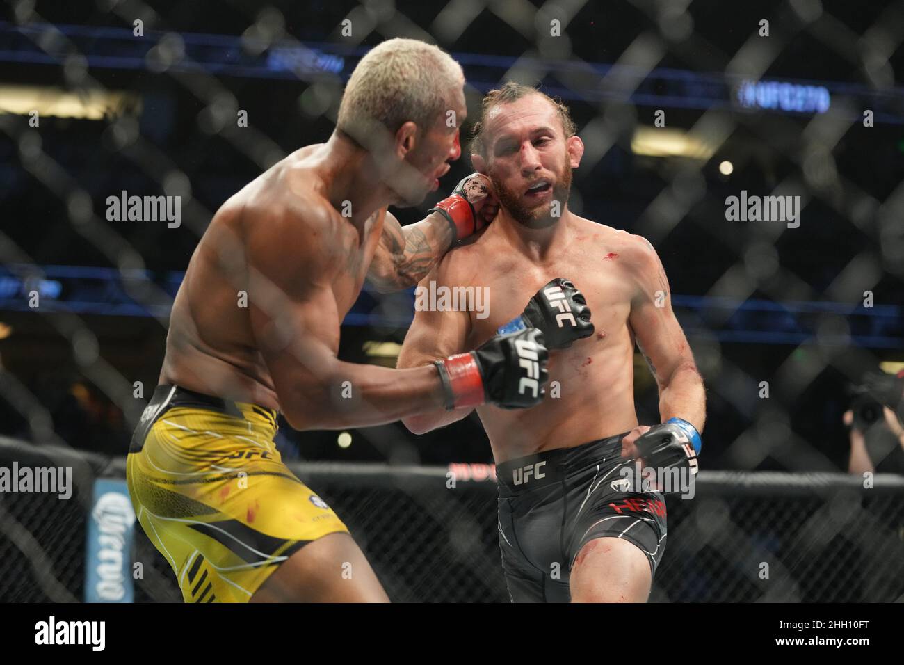 Anaheim, Kalifornien, Anaheim, CA, USA. 22nd Januar 2022. ANAHEIM, CA - JANUAR 22: (L-R) Raoni Barcelos schlägt Victor Henry in ihrem Bantamweight-Kampf während des UFC 270-Events im Honda Center am 22. Januar 2022 in Anaheim, Kalifornien, USA. (Bild: © Louis Grasse/PX Imagens via ZUMA Press Wire) Stockfoto