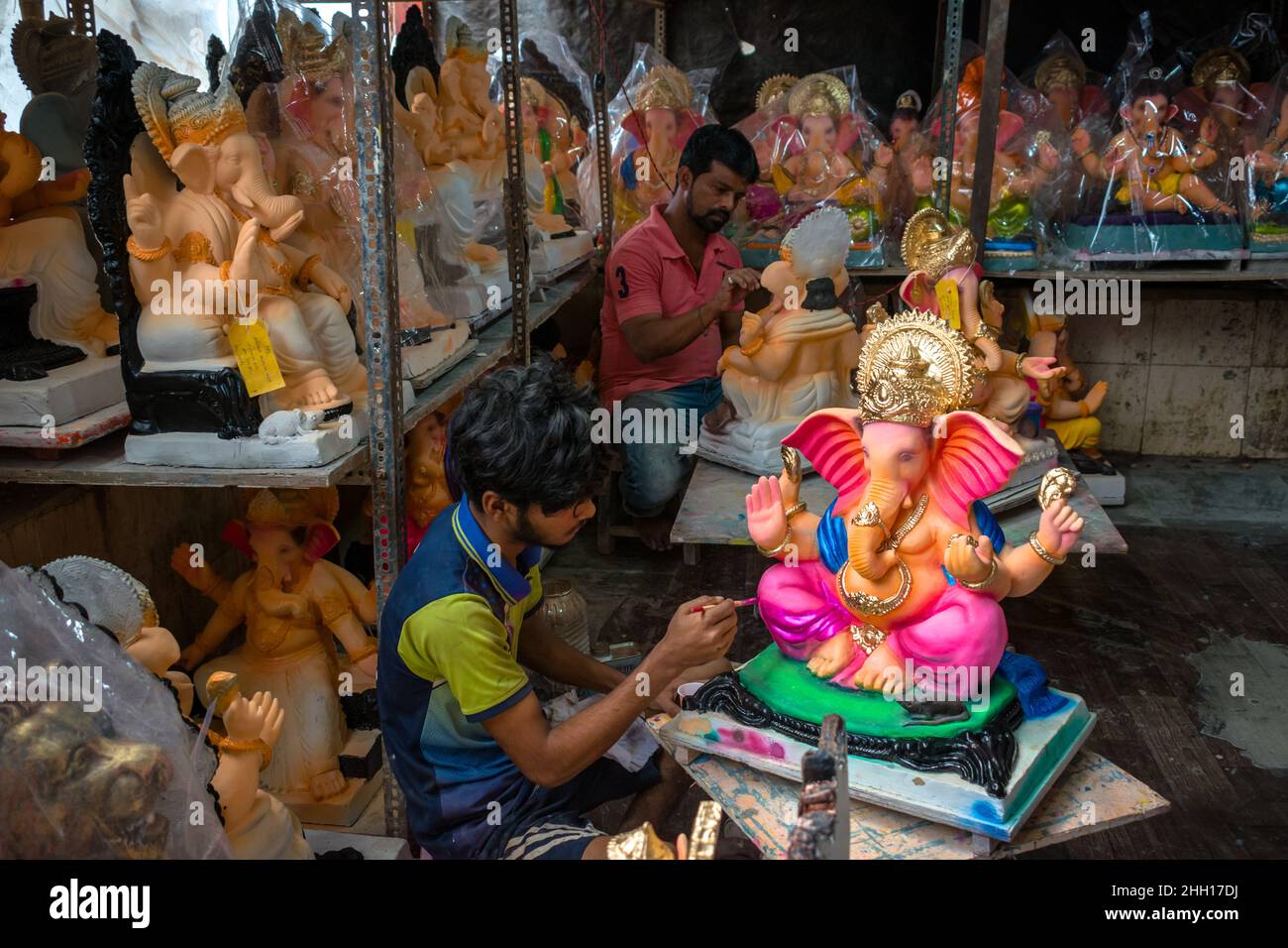 Statuen von Lord Ganesha, die von Künstlern in einem Workshop in Mumbai vor dem verheißungsvollen indischen Fest von Ganesh Chaturtha gemalt wurden Stockfoto