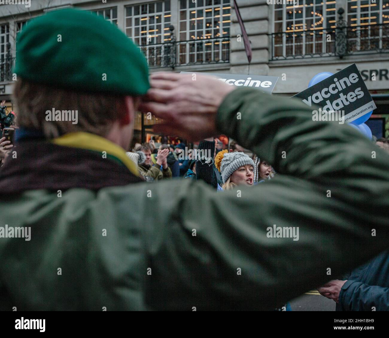Veteranen begrüssen NHS-Mitarbeiter, die gegen Maske- und Impfstoffmandate protestieren. Stockfoto