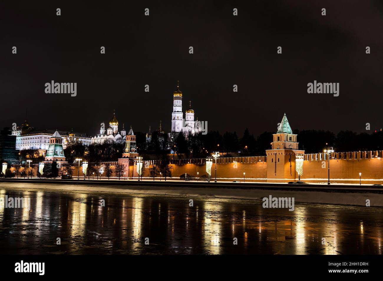 Blick auf den Moskauer Kreml in der Nacht. Russland. Moskau im Winter Stockfoto