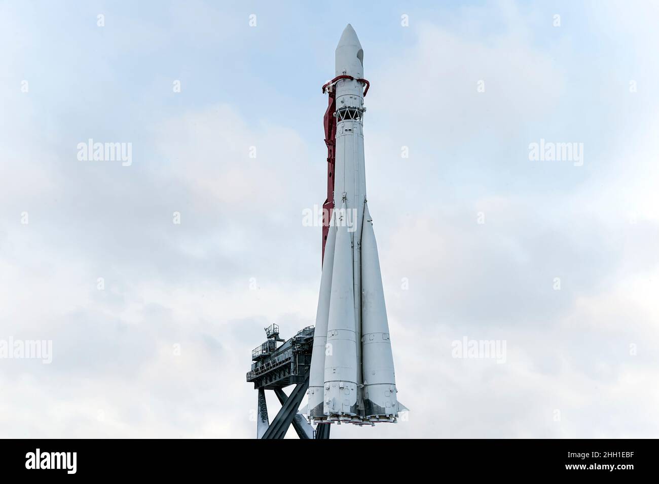 Eine weiße Weltraumrakete beim Start. Eine Rakete auf dem Hintergrund eines blau bewölkten Himmels. Stockfoto