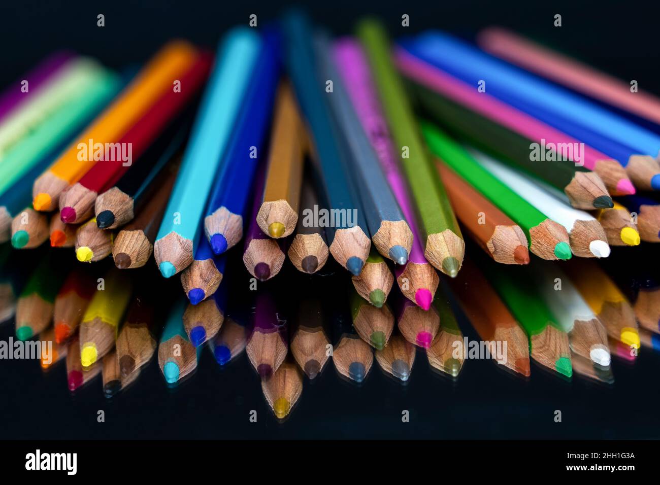 Buntstifte und Reflektion auf schwarzem Hintergrund Stockfoto
