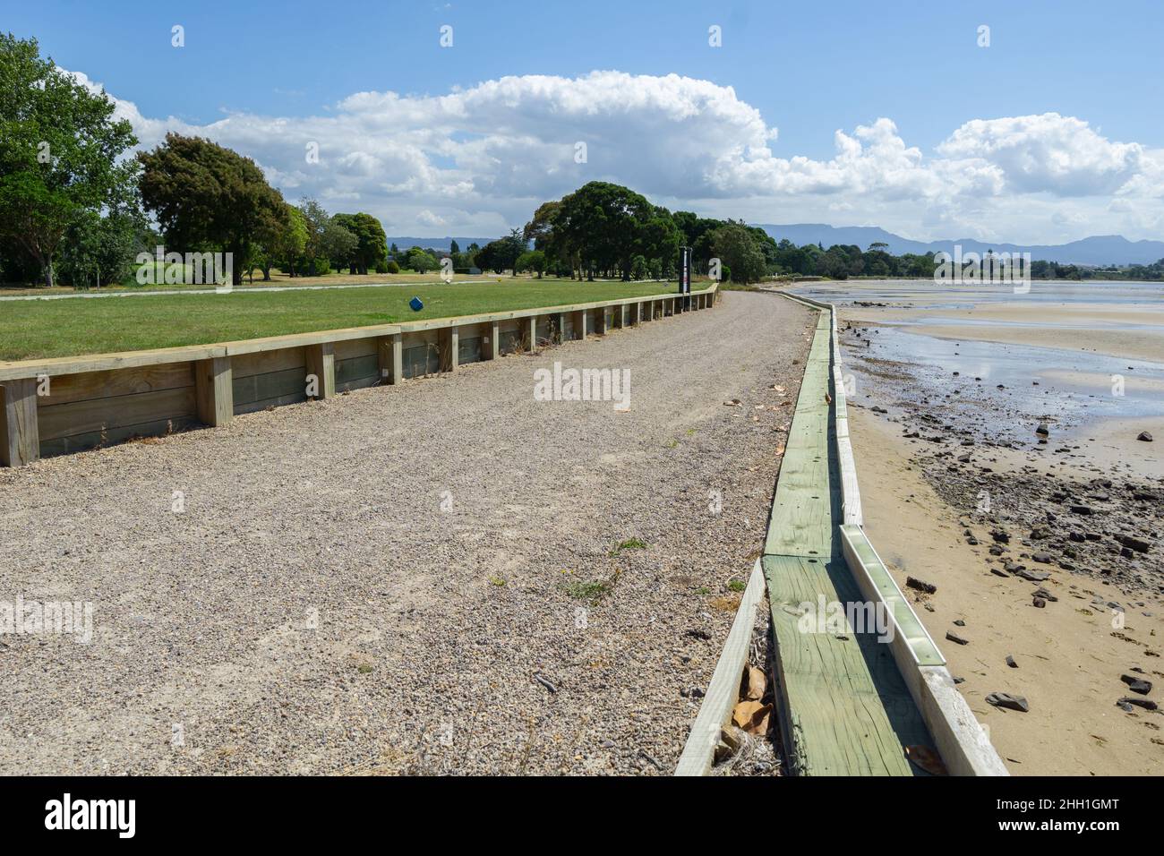 Zurückhaltender Laufweg entlang des Wasserrandes am Golfplatz.bei Omokoroa Tauranga Neuseeland. Stockfoto