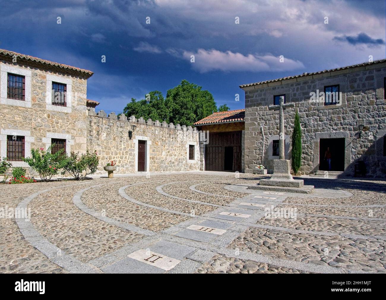Spanien Avila - das Kloster der Menschwerdung (La Encarnación) war das Kloster, wo Santa Teresa trat Ávila und, nachdem sie gewählt Priorin, versuchte zu reformieren, dieses Karmelitenkloster. In der Tat wurde dieses Kloster erst 1940 reformiert. Der Hof vor dem Kloster stellt die sieben Räume des „Inneren Schlosses“ dar, das im Zentrum der geistlichen Schriften der heiligen Teresa über die Phasen der christlichen Vollkommenheit steht Stockfoto