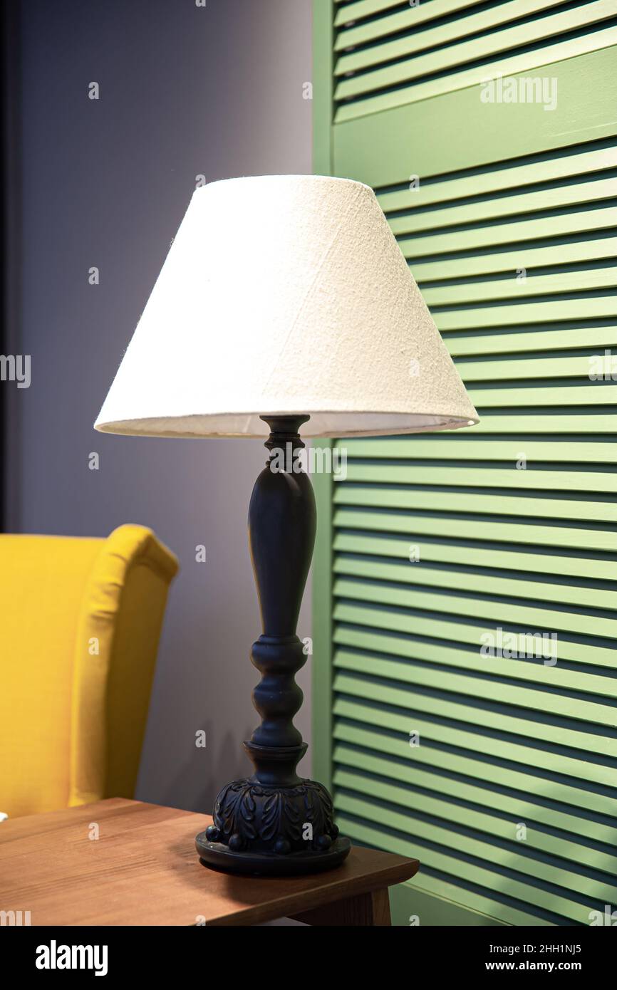 Tischstehleuchte im Innenraum des Raumes. Stockfoto