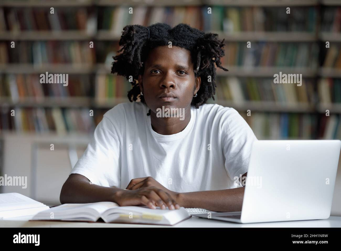 Ernsthafte afroamerikanische College-Student mit trendigen Angst Stockfoto