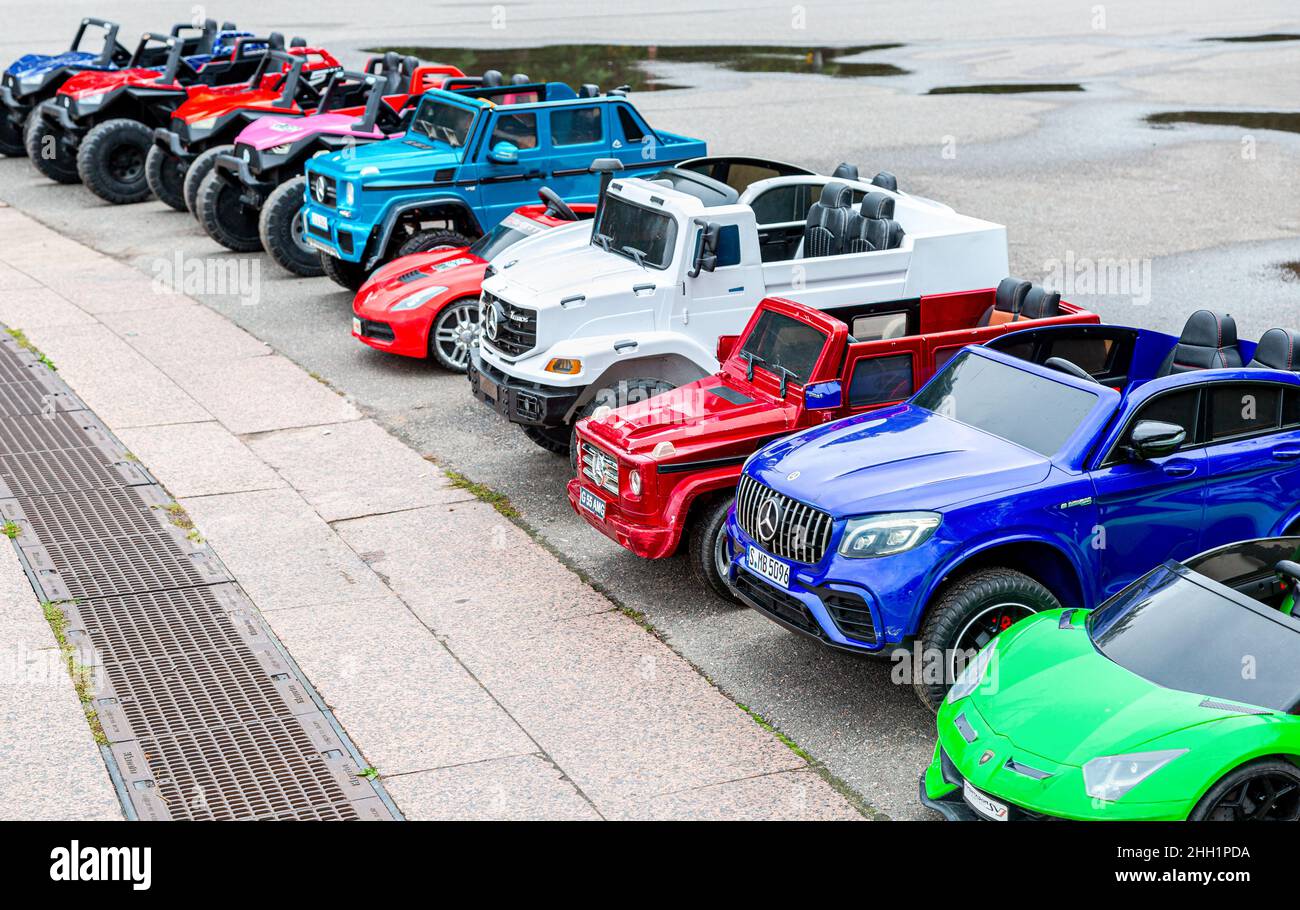Moskau, Russland - 30. August 2021: Elektroautos mit Spielzeug für Kinder auf Batterien Stockfoto