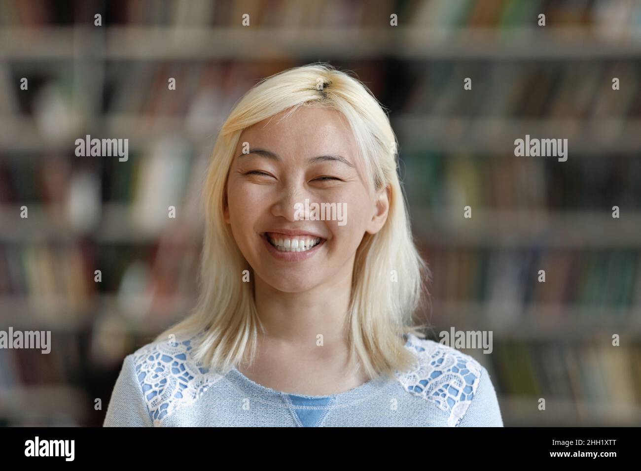 Glücklich aufgeregt asiatische blonde junge Frau Kopf geschossen Porträt Stockfoto