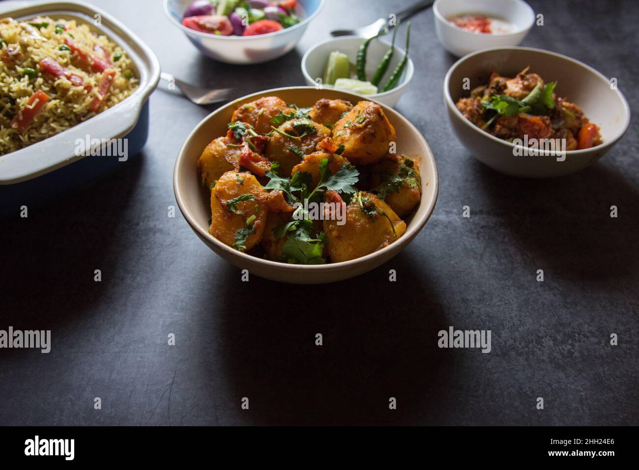 Dum Aloo oder Kartoffelmasala in einer Schüssel mit selektivem Fokus Stockfoto