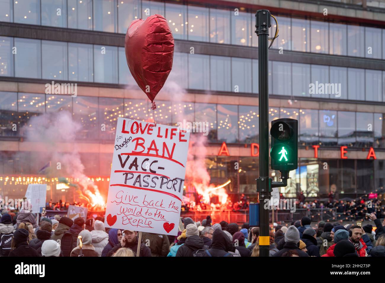 Stockholm, Schweden, 22 2021. Januar: Zeichen lesen Love LIife Ban VACC Passport während Anti-Impfpass Kundgebung Protest Stockfoto
