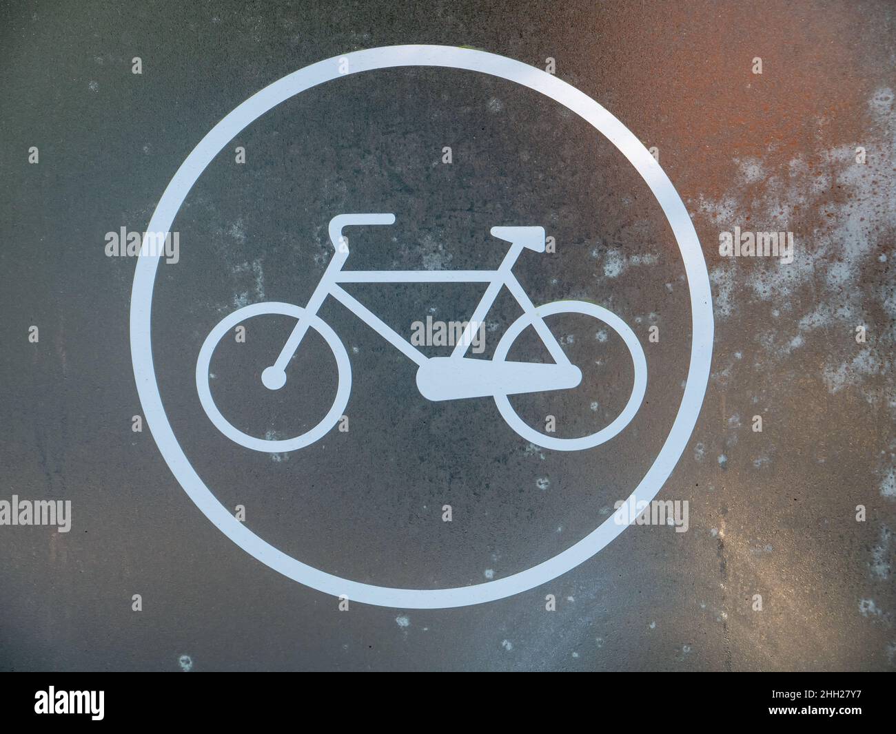 Verkehrszeichen Fahrradbereich auf grauem Hintergrund Stockfoto