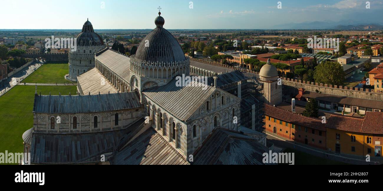 Blick auf die Piazza dei Miracoli vom Schiefen Turm in Pisa, Italien, Europa Stockfoto