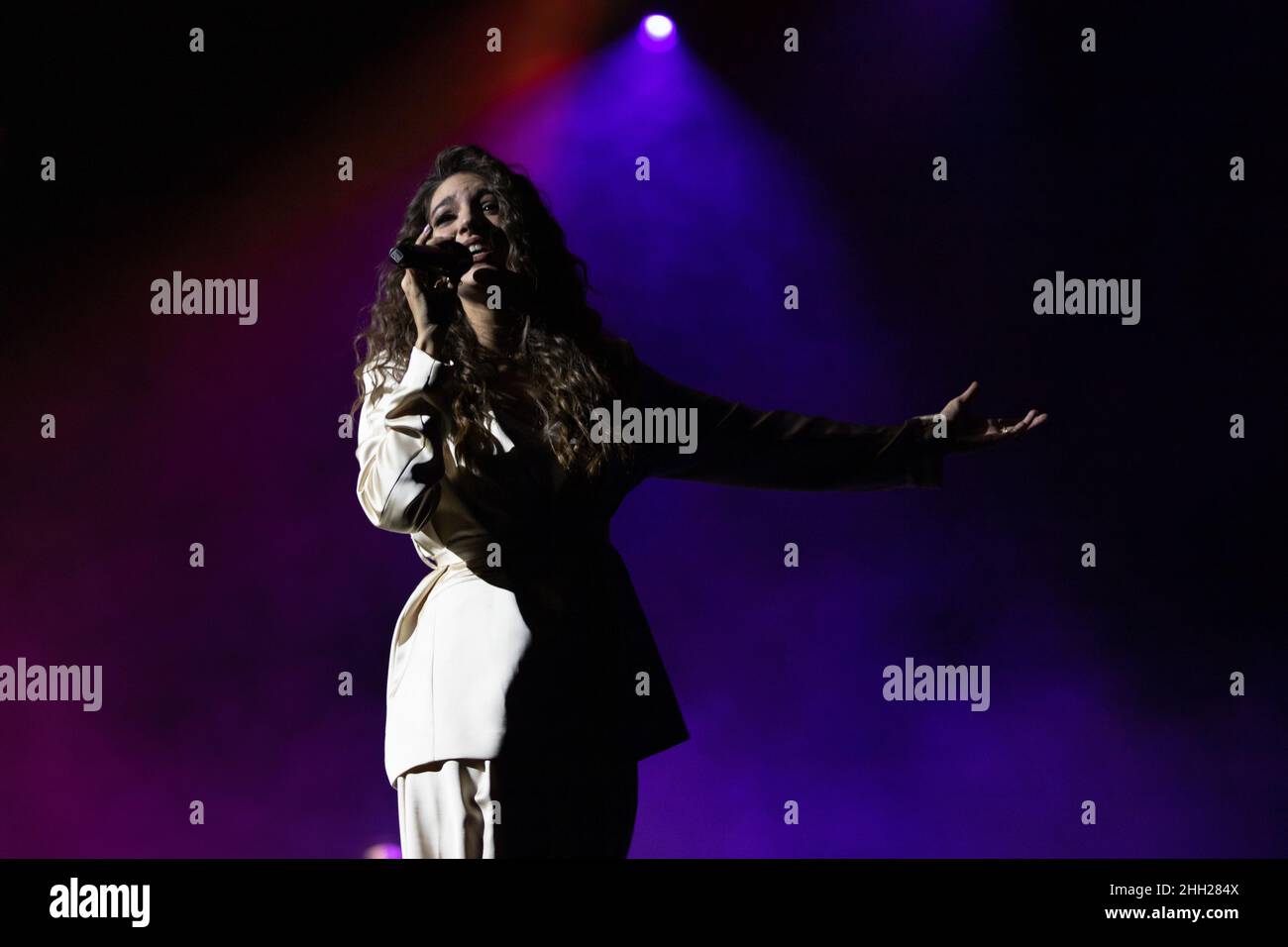 Sevilla, Spanien. 22nd Januar 2022. Die spanische Sängerin Ana Guerra spielt ein Live-Konzert im Teatro de la Real Maestranza in Sevilla. (Foto: Mario Diaz Rasero Kredit: Gonzales Foto/Alamy Live News Stockfoto