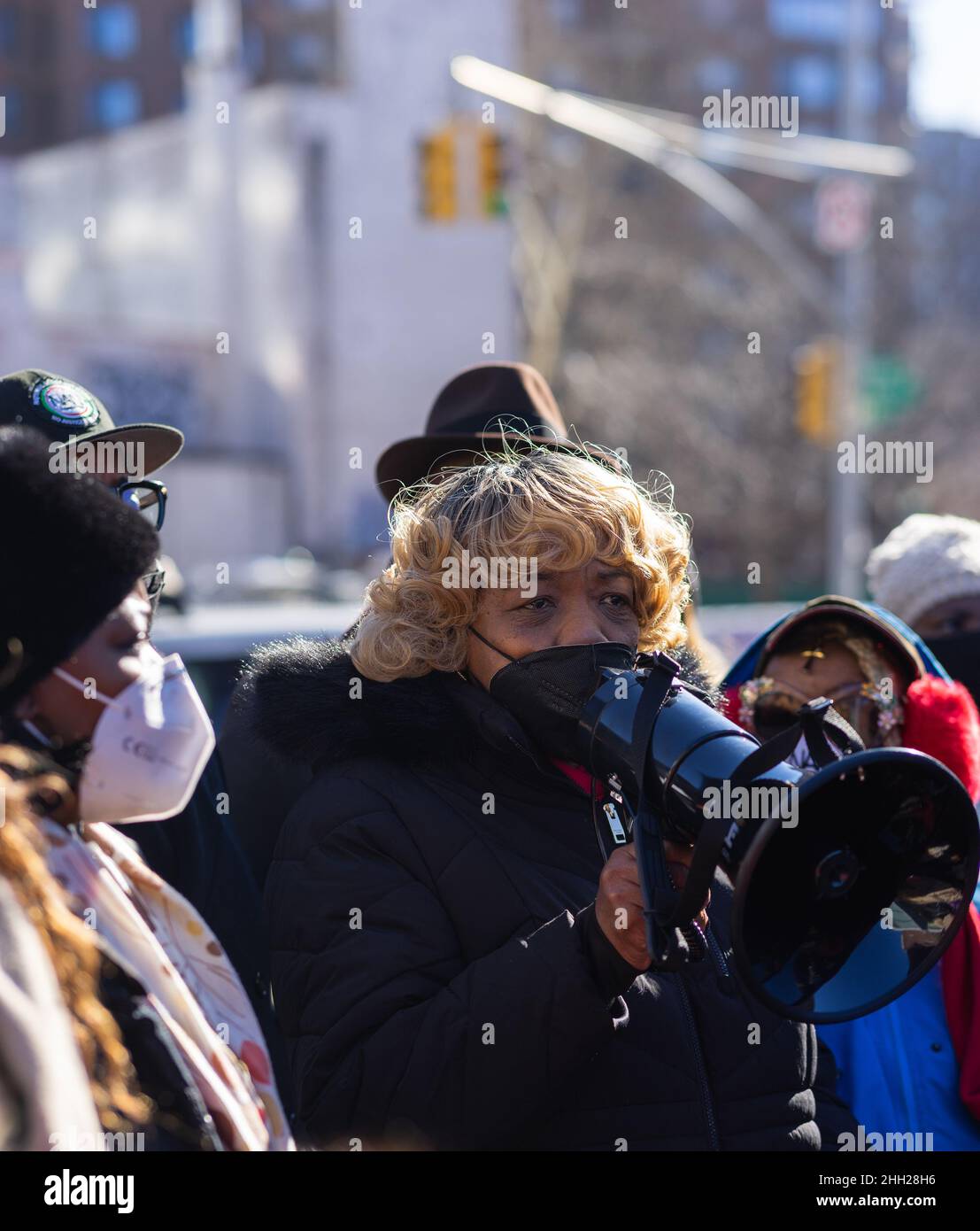 New York City, Usa. 22nd Januar 2022. Qwen Carr, Die Mutter von Eric Garner, die am 2014. Dezember von einem New Yorker Polizeibeamten getötet wurde, tritt der Jugendgruppe des National Action Network bei, und lokale Gemeindeführer hielten eine Gebetswache für den gefallenen New Yorker Polizeibeamten und seinen Partner ab, der immer noch in kritischen Zustand ist Zustand im Krankenhaus. (Foto: Steve Sanchez/Pacific Press) Quelle: Pacific Press Media Production Corp./Alamy Live News Stockfoto