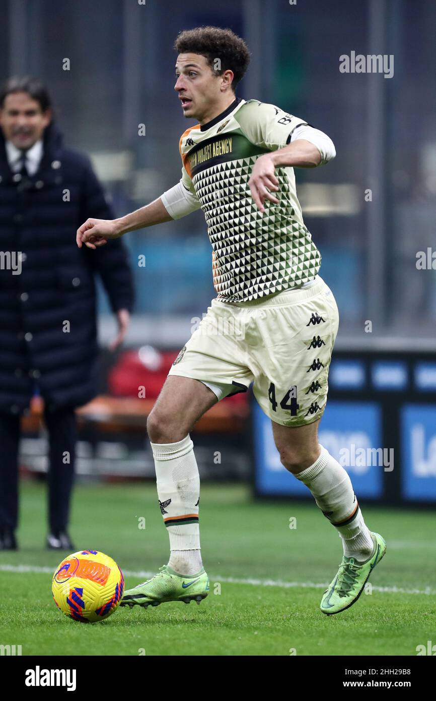 Ethan Ampadu vom FC Venezia kontrolliert den Ball während des Serie-A-Spiels zwischen dem FC Internazionale und dem FC Venezia im Stadio Giuseppe Meazza am 22. Januar 2022 in Mailand, Italien. Stockfoto