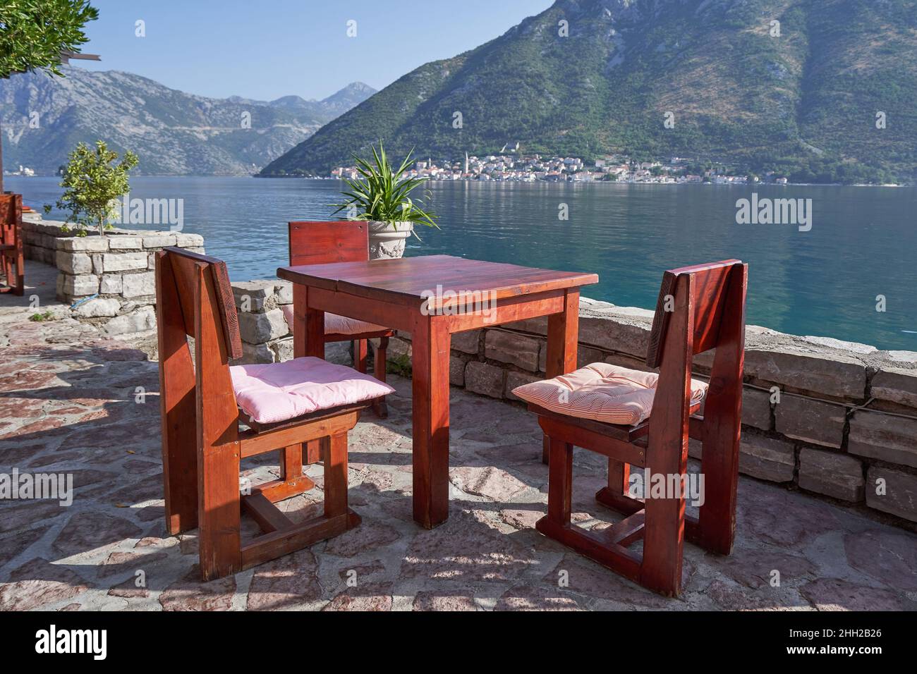 Holztisch in einem Straßencafé mit Blick auf das Meer Stockfoto