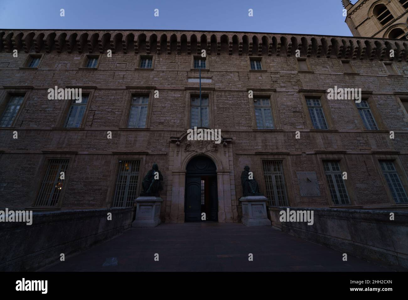 Außenansicht der Universität Montpellier I - Medizinische Fakultät, Musée et conservatoire d'anatomie in der Abenddämmerung in Montpellier, Frankreich Stockfoto