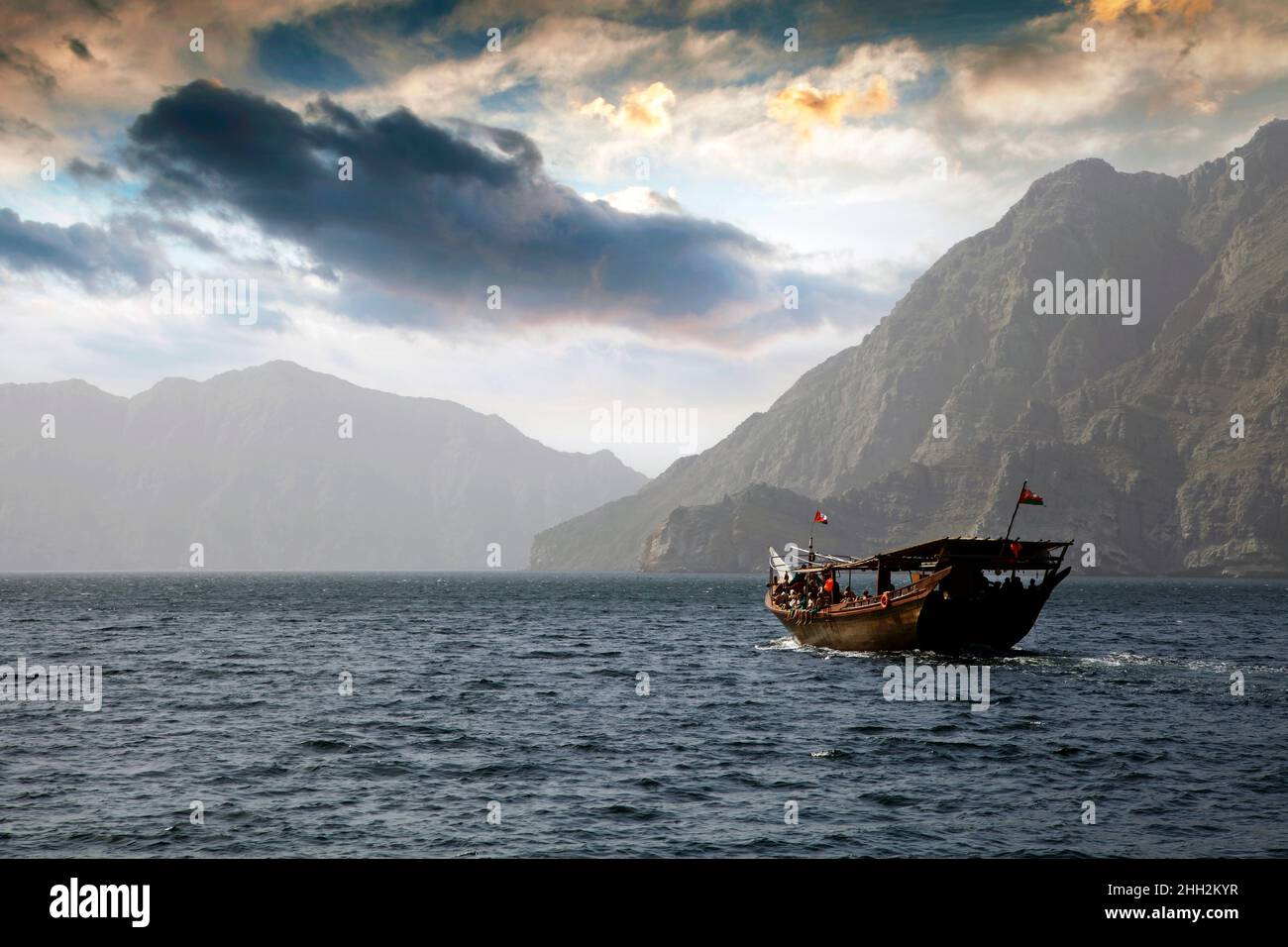 Dau mit Touristen in den Fjorden von Musandam, Khasab, Oman, Naher Osten, Asien Stockfoto