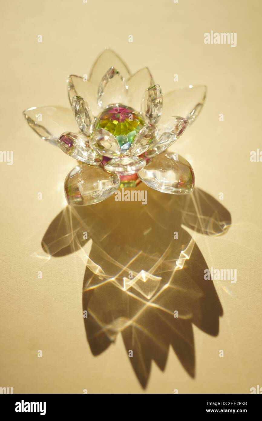 Wunderschöne Lotusblume aus Kristall auf einem sonnigen Tisch. Stockfoto