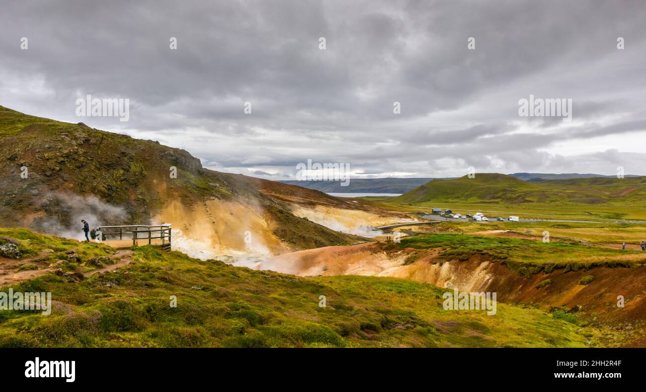 KRYSUVIK, ISLAND - 28. AUGUST 2019: Besucher im Geothermalgebiet Seltun Stockfoto