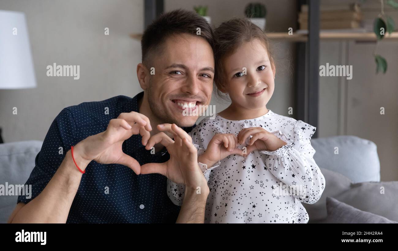 Bonding glücklich freundlich zwei Generationen Familie Blick auf die Kamera. Stockfoto