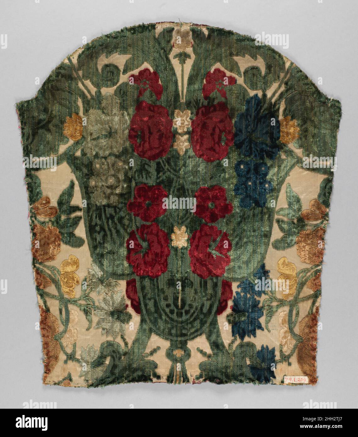 Cut und Uncut Polychrome Voided Satin Velvet ca. 1675–1725 Italienisch, Genua Angesichts der zunehmenden ausländischen Konkurrenz, insbesondere aus Frankreich, schufen Genuas Weber eine Nischenspezialisierung, indem sie Seidenmöbelpolsterung weben. Ein schönes Beispiel ist dieser dekorative, polychrome Samt, der aus mehreren unterschiedlich gefärbten Verkrümpfungen besteht. Prachtvolle Samtstoffe wie dieser erwiesen sich in ganz Europa als äußerst begehrt für die Verschönerung von Suiten mit gepolsterten Sitzmöbeln. Dieser Satin-Samt wurde in europäischen Textilien und Kostümfiguren ausgestellt, zu sehen im Staten Island Institute of Arts and Sciences (sichtbar Stockfoto