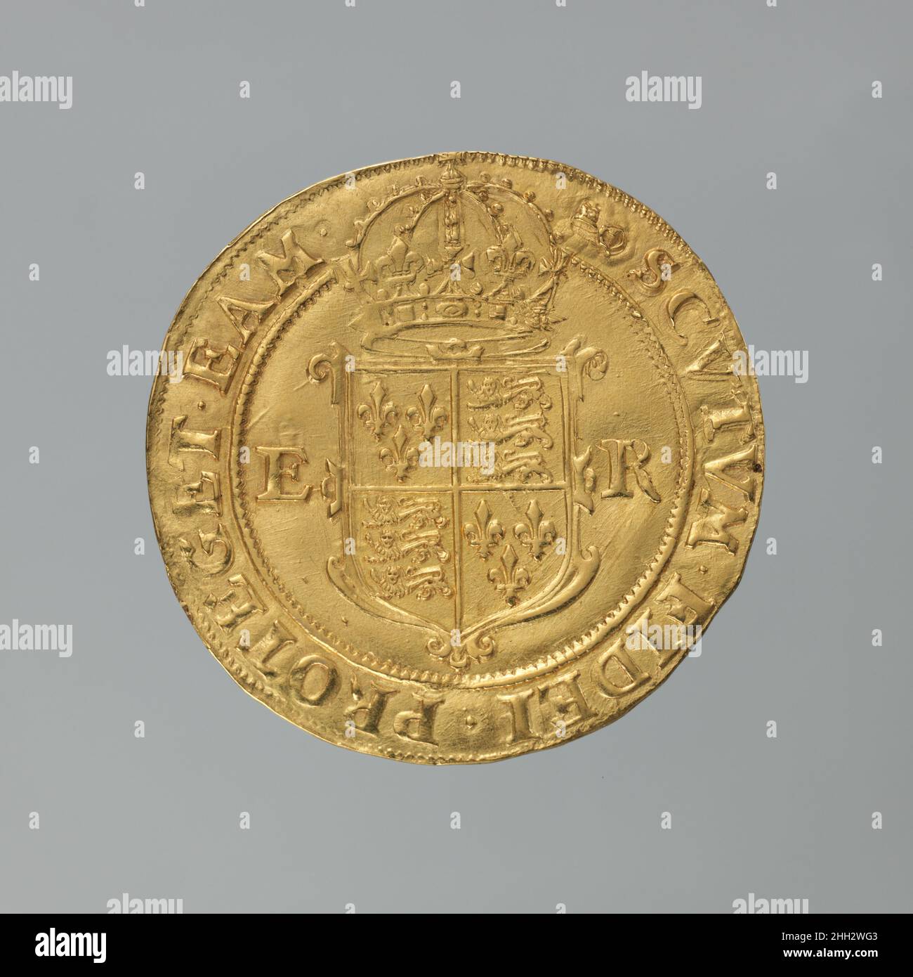 Krone Gold souverän von Elizabeth I Ca. 1593–1601 The Royal Mint 1489 gründete Henry VII, der Gründer der Tudor-Dynastie und Großvater von Elizabeth I. (geb. 1533; r. 1558–1603), gab den ersten Goldsouverän aus. Es war Englands erste Münze, die mit einem Pfund (20 Schilling) bewertet wurde. Der Goldsouverän trug keine Stückelung und war sein Gewicht als Goldbarren buchstäblich wert. Die nachfolgenden Tudor-Monarchen gaben Herrscher heraus, die ihre eigenen Neigungen trugen, und verschönerten ihre Majestät mit wertvollen Münzen, die die fiskalische Macht Englands verkörperten. Das Porträt von Elizabeth I. war die erste auf einem Souverän, die den englischen Mo zeigte Stockfoto