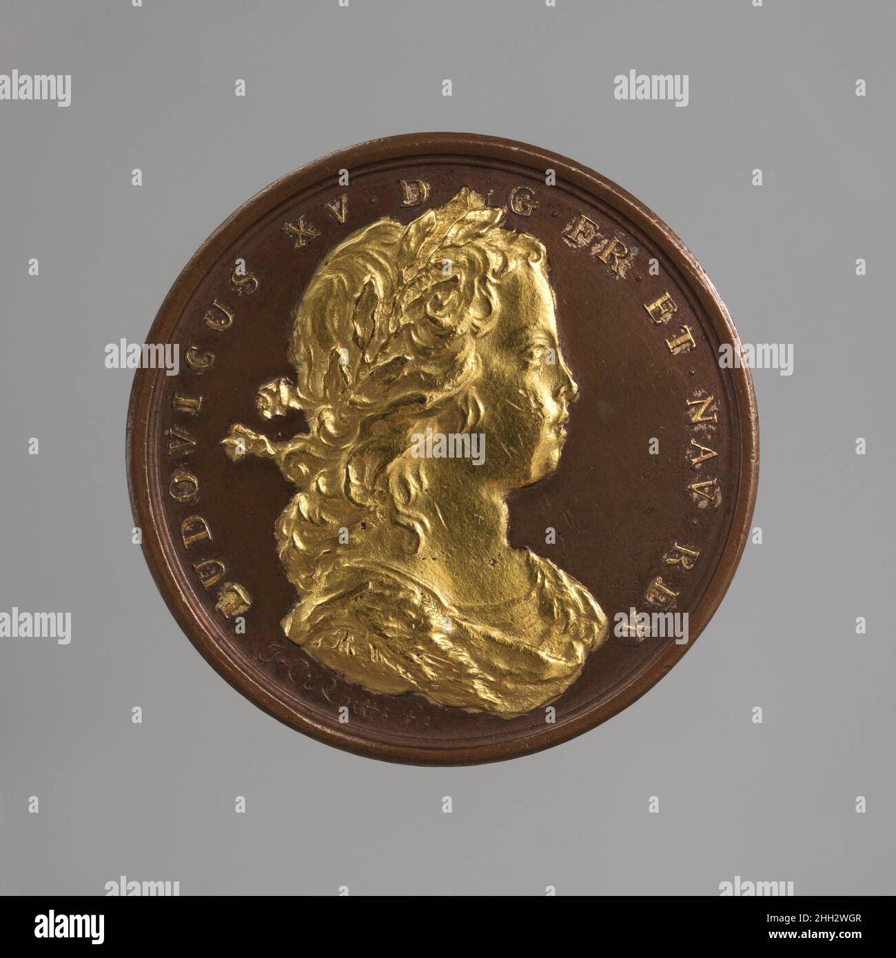 Ludwig XV.: Fortschritt des Königs 1718 Joseph-Charles Roettiers 1663, König Ludwig XIV. (Geb. 1638; r. 1643-1715) gründete die Académie Royale des Inscriptions et Belles-Lettres, um die Schaffung von Gedenkmedaillen zu organisieren, die die glorreichen Ereignisse seiner Herrschaft feierten. 1723, acht Jahre nach dem Tod des Königs, umfasste die sogenannte medallische Geschichte Ludwigs XIV. (Histoire métallique du Roy) neunhundert Medaillen, darunter Varianten. Diese beiden exquisiten Beispiele entstanden zwischen den Jahren 1715 bis 1723, als Philippe II. duc d’Orléans Frankreich bis zum Kinderkönig Louis XV regierte Stockfoto