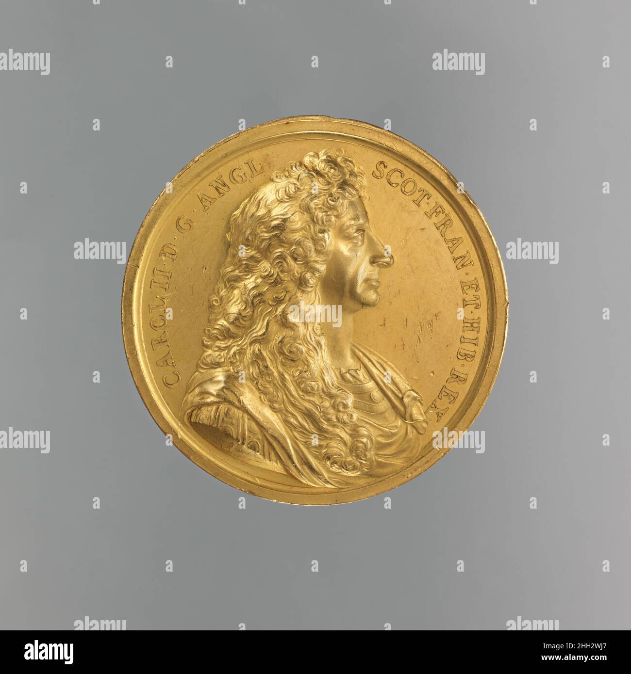 Charles II: Königliches Wappen Ende der 1660er Jahre (?) John Roettier nach seiner Restaurierung auf den Thron von England, Charles II (B. 1630; r. 1660-80), die unter einer Verfassung mit einem gewählten parlament regiert wird. Dennoch förderte Charles die Zentralität und das Prestige der Monarchie, indem er die Bilder auf seinen Münzen und Medaillen zur königlichen Macht brachte. Auf dieser prächtigen Goldmedaille trägt Charles klassische Rüstung, als wäre er ein alter römischer Kaiser, und wird in dem aufwendigen Stil, der vom absoluten Monarchen Louis XIV. In Mode gebracht wurde, gekleidet Die Inschrift auf der Vorderseite der Medaille (Vorderseite): „König, durch die Gnade Gottes“ Stockfoto