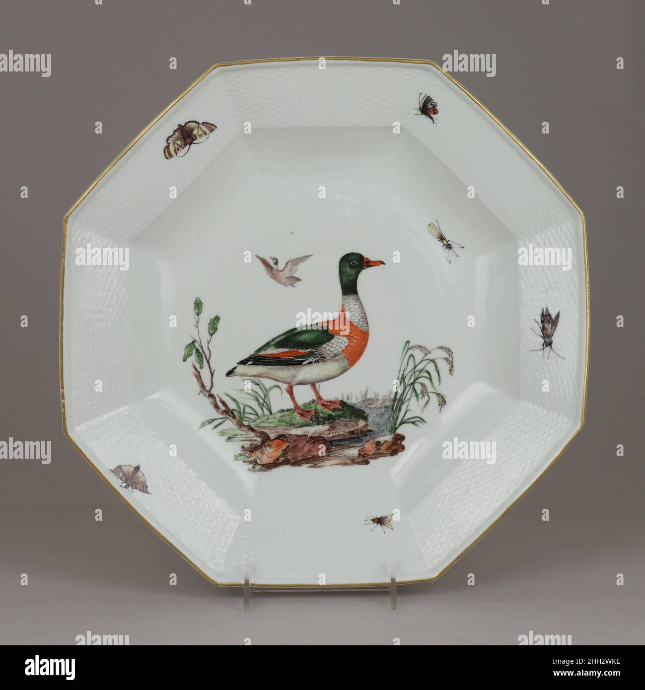 Ladegerät ca. 1745 Meissener Manufaktur Deutsch Dieses große Gericht und ein weiteres daraus erworbenes Gericht wurden höchstwahrscheinlich im Rahmen eines umfangreichen Abendessendienstes hergestellt, obwohl der Service noch nicht identifiziert wurde. Ihre ornithologische Dekoration deutet auf ein Herstellungsdatum Mitte bis Ende 1740s hin. 1745 erwarb die Meissener Fabrik den ersten Band von Eleazer Albins "Naturgeschichte der Vögel", und die Dekoration auf einer Reihe von Vasen und anderen kurz darauf produzierten Waren basierte auf Albins Drucken. Die Genauigkeit und Spezifität der auf diesen Waren dargestellten Vögel unterscheidet sie von den Stockfoto