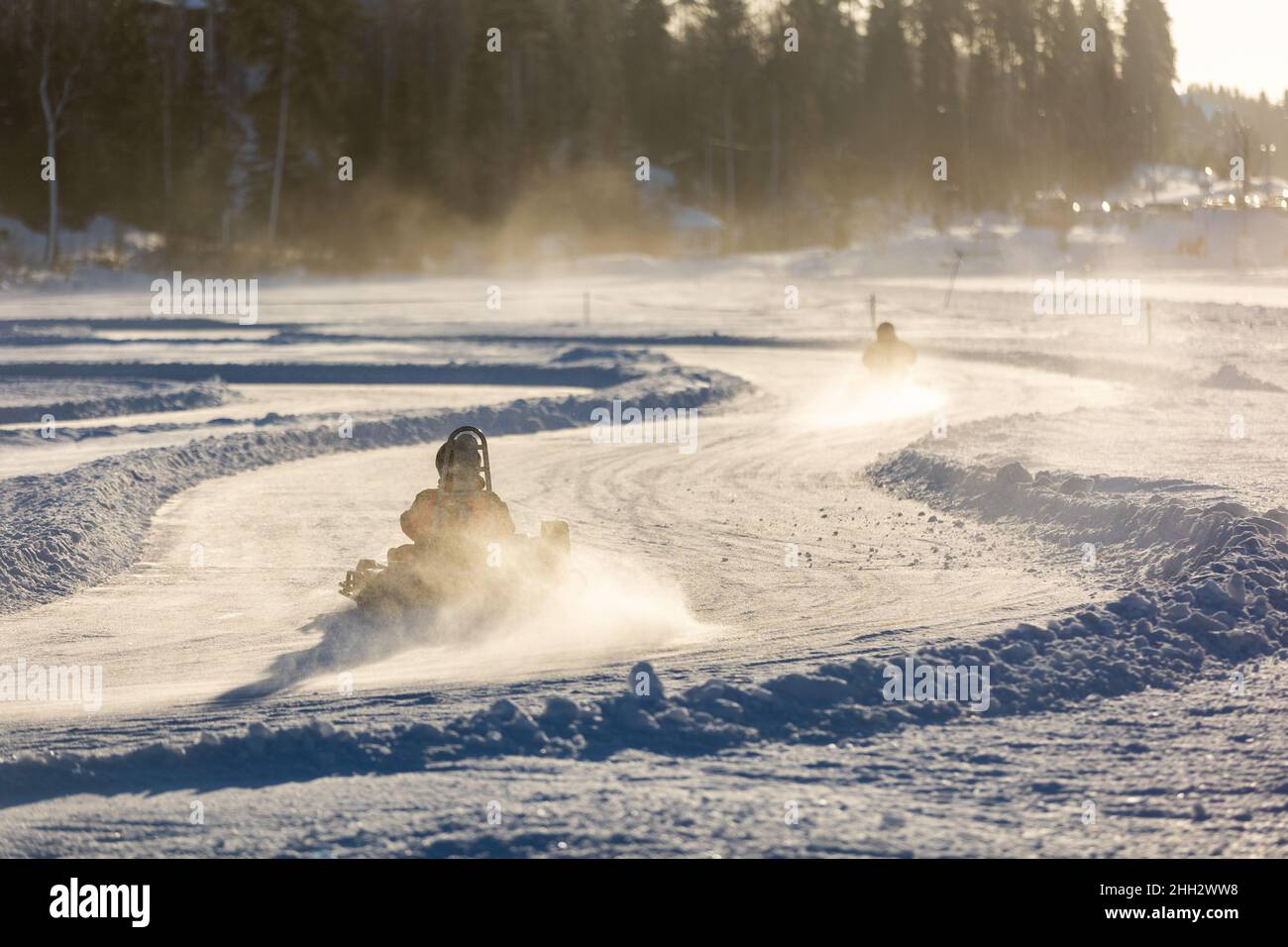 Kart-Rennen im Winter auf einem Seeis Stockfoto