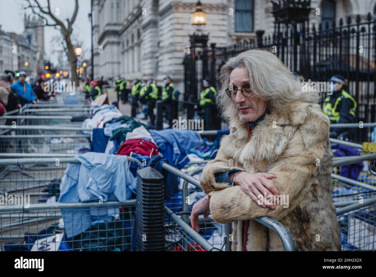 Ein Unterstützer des nhs-Personals, der seine Krankenschwestern-Uniformen vor der Downing Street in London abwarf, um gegen die obligatorische Impfung zu protestieren. Stockfoto