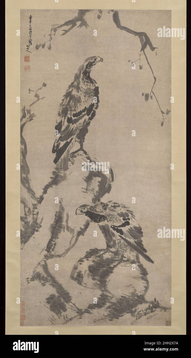 Zwei Adler aus dem Jahr 1702 Bada Shanren (Zhu Da) Chinese nach Jahrzehnten, die er damit verbracht hat, seine Identität als Nachkomme des Ming-Königshauses zu verbergen, scheint Bada Sharen im Alter von sechsundsiebzig Jahren in dieser einmütigen Darstellung von Adlern seine stolze Missachtung der Manchu-Qing-Herrschaft zu erklären. Es gibt keinen unmittelbaren Präzedenzfall für solche Bilder; stattdessen geht das Gemälde auf die kraftvollen Darstellungen von Adlern und Falken zurück, die der frühe Ming-Hofkünstler Lin Liang (ca. 1416–1480). Lins heroische Vögel sind Embleme der Stärke und des Mutes, die für die Präsentation vor Militärbeamten geeignet sind. Bada, ein glühender Min Stockfoto