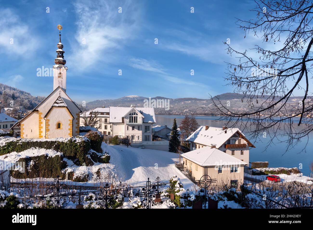 Blick auf die Winterkirche in der Nähe des Wörthersees in Maria Wörth, Kärnten, Österreich Stockfoto