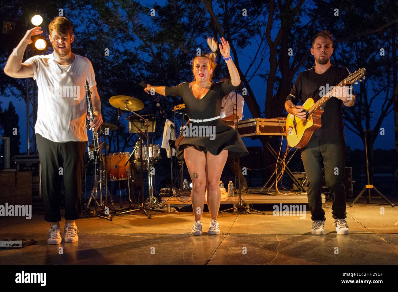 Metis Nights Festival am See von Saint-Suspi: Konzert der Gruppe Jive Me. Miramas, PACA, Frankreich Stockfoto