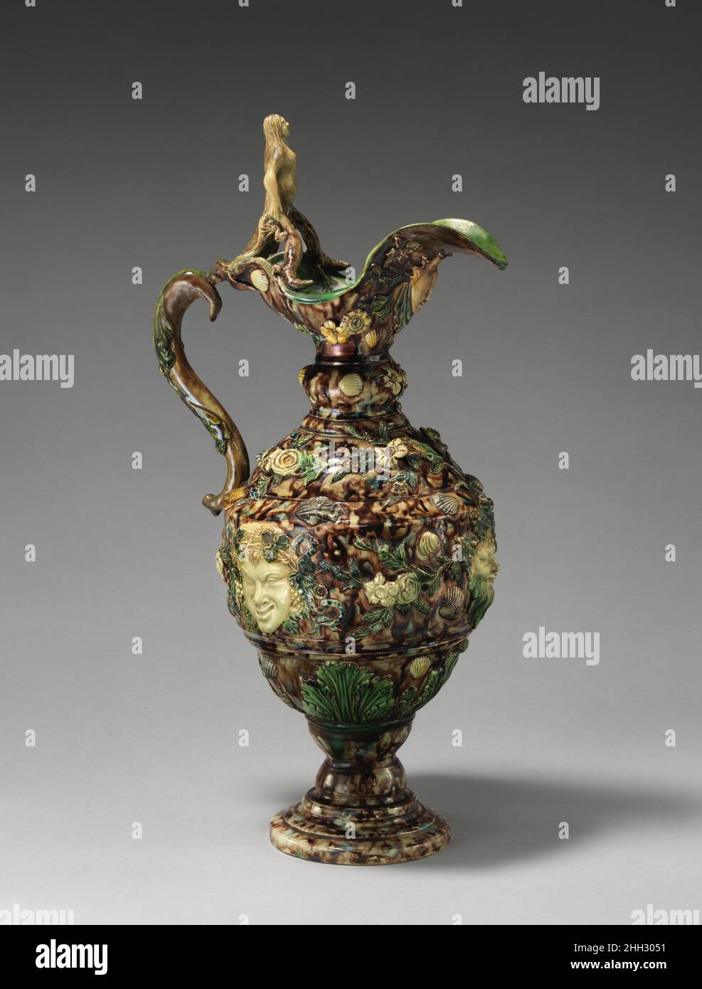 Ewer mit weiblicher Figur ca. 1850–70 Joseph Landais dieser ewer zeigt den starken Einfluss der Formen der Renaissance auf die Werke von Joseph Landais aus dem 19. Jahrhundert, der seinen Namen auf der Innenseite der Lippe signiert hat. Ewer mit weiblicher Figur. Französisch, Tours. Ca. 1850–70. Glasiertes Steingut. Keramik-Keramik Stockfoto