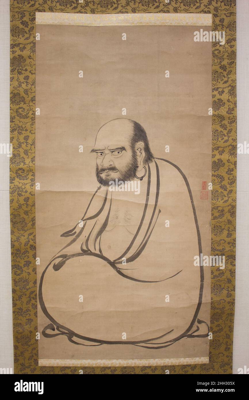 Bodhidharma (Daruma) 17th. Jahrhundert Kano Sanraku zugeschrieben ???? Der japanische Bodhidharma war ein indischer Mönch, der im Jahr 500s Zen-buddhistische Lehren nach China übermittelte. In Japan als „Daruma“ bekannt, wird er als erster Patriarch des Zen verehrt. Hier wird er sitzend gezeigt, wirft seinen kraftvollen Blick direkt auf den Betrachter und beißt seine Unterlippe. Nach einer langjährigen Herangehensweise an die Darstellung von Bodhidharma in Ostasien betont die Künstlerin die ungepflegten Gesichts- und Körperhaare der Figur sowie die gewölbten Augen, die von ausgeprägten Augenbrauen umrahmt werden. Er trägt einfache Roben und große Ohrringe. Die beiden Stockfoto