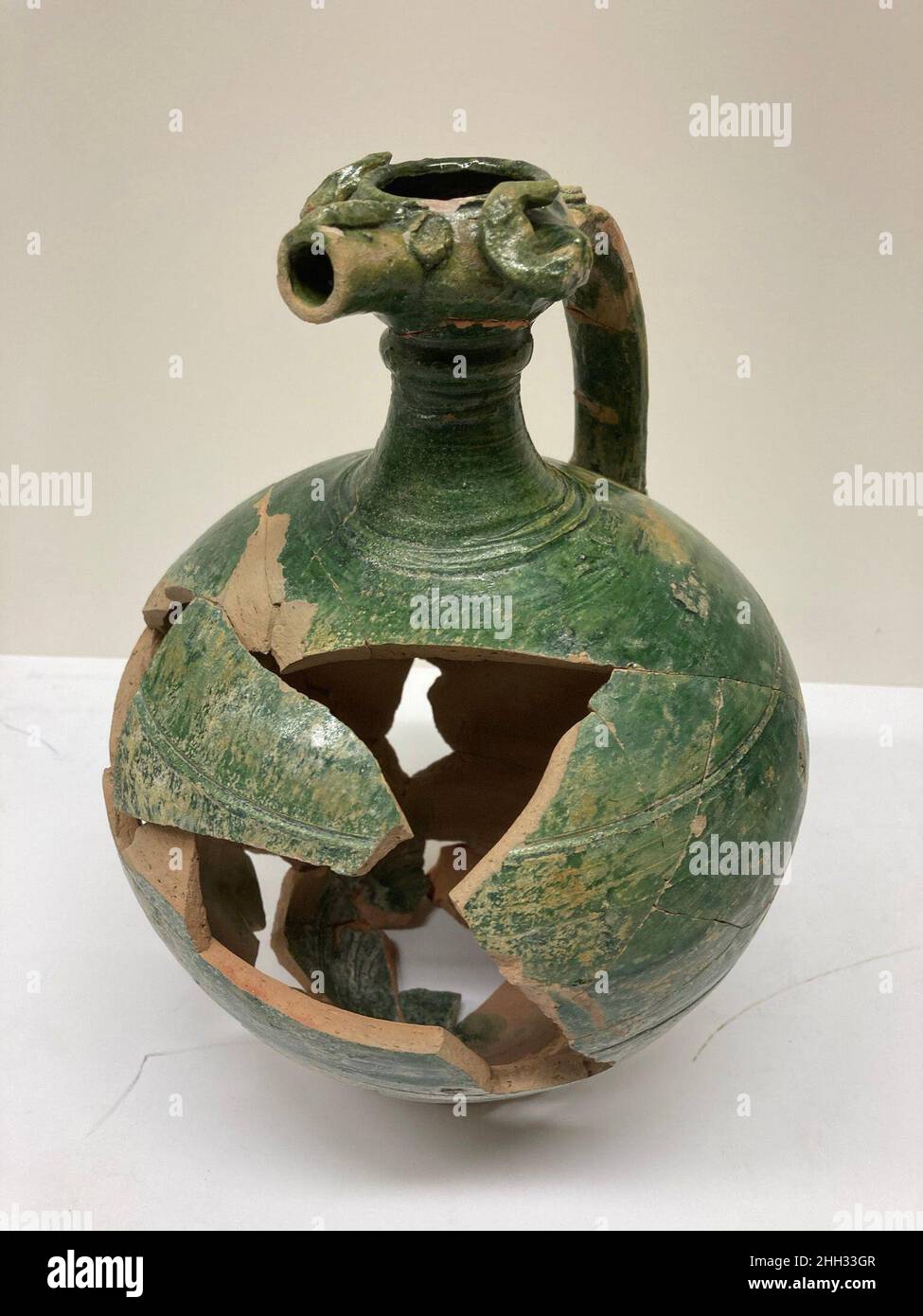 Ewer 9th–10th Jahrhundert. Ewer. 9th–10th Jahrhundert. Steingut; mit einfarbiger Glasur überzogen. Ausgegraben in Iran, Nishapur. Dem Iran zugeschrieben, Nishapur. Keramik Stockfoto