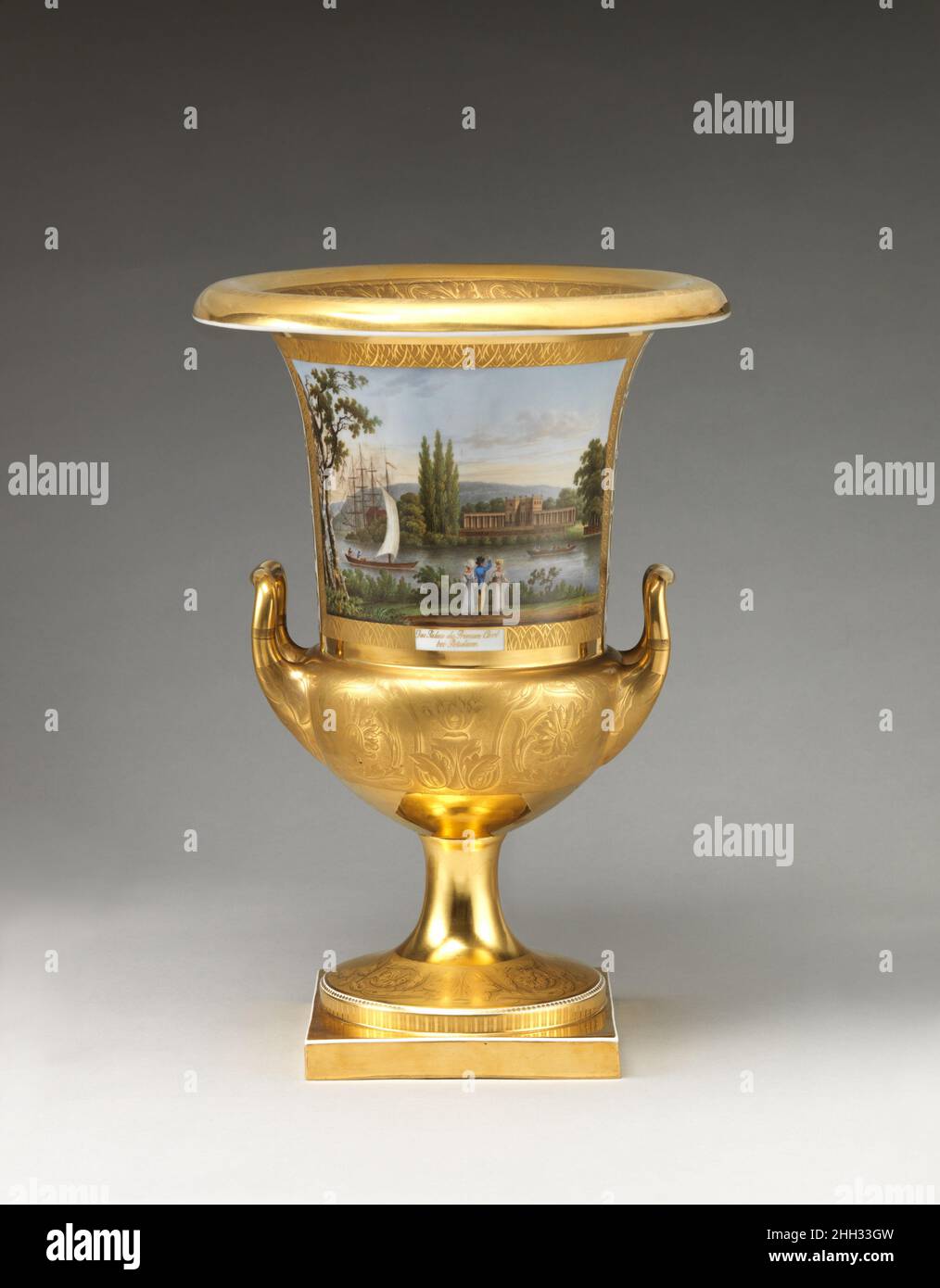 Krater Vase mit signierter Ansicht von Potsdam ca. 1825 Königliche Porzellan-Manufaktur, Berlin Prinz Carl von Preußen (1801-83) hat diese Vase möglicherweise zur Erinnerung an die Fertigstellung seiner Sommerresidenz in Glienicke bei Potsdam in Auftrag gegeben, die der renommierte Architekt Karl Friedrich Schinkel 1825 im neoklassizistischen Stil renoviert hatte. Dies wird durch den intimen Blick aus dem Wohnungsfenster des Prinzen suggeriert, das von Johan Eusebius Anton Forst auf einer Seite gemalt und signiert wurde. Diese Vignette wird auf der Rückseite von einem Blick auf den Palast über den Ha gesehen begleitet Stockfoto