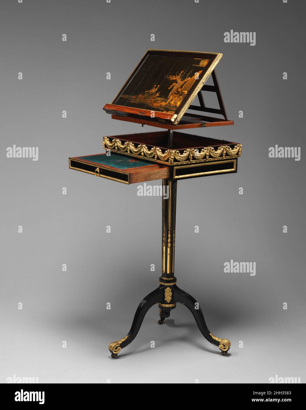 Kombinierter Arbeits-, Schreib- und Lesetisch und Musikstand ca. 1775-80 Martin Carlin dieser Tisch mit Ebenholzfurnier und eingelassener japanischer Lackplatte in der Oberseite, der zusätzlich mit zarten Goldbronzehalterungen angereichert ist, verkörpert den Geschmack nach Neuheit und Mehrzweckmöbeln im Frankreich des späten 18. Jahrhunderts. Die Oberseite dieses Lese-, Schreib- und Musikstativs ist aufklappbar und kann abgewinkelt werden, um eine Neigung zu gewährleisten, und die Schublade verfügt über eine Schreibfläche. Neuartige Stücke wie dieses gaben ihren Besitzern die Möglichkeit, ihre Raffinesse zu zeigen, indem sie das Objekt verwendeten, um die Eleganz zu zeigen, mit der Th Stockfoto