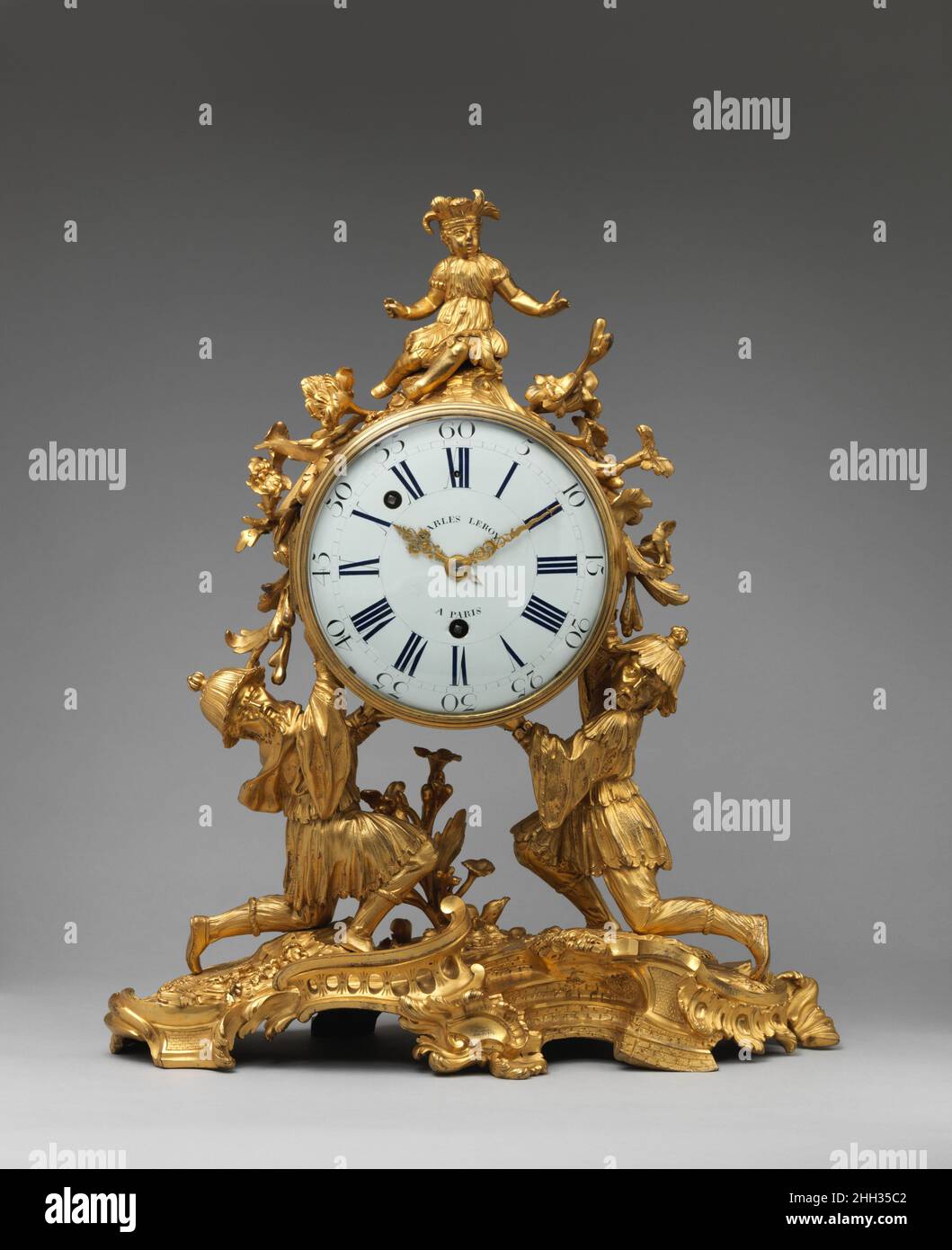 Kaminuhr (horloge de cheminée) ca. 1745 Fall von Jean-Joseph de Saint Germain die asymmetrische Scrollbasis und die Verwendung exotischer Figuren setzen diese Uhr in das Reich der Chinoiserie, die in Frankreich Mitte des 18. Jahrhunderts äußerst modisch war. Jean Joseph de Saint-Germain, einer der zu dieser Zeit am meisten bewunderten Bronzierer, schuf und signierte eine Reihe von vergoldeten Bronze-Uhrengehäuse dieses Modells, jedoch mit Variationen. Charles Le Roy, ein Mitglied der erfolgreichen Le Roy-Dynastie der Horloger, machte eine Reihe von Bewegungen für Fälle von Saint Germain.. Kaminuhr (horloge de cheminée). Französisch. Ca. 1745. G Stockfoto