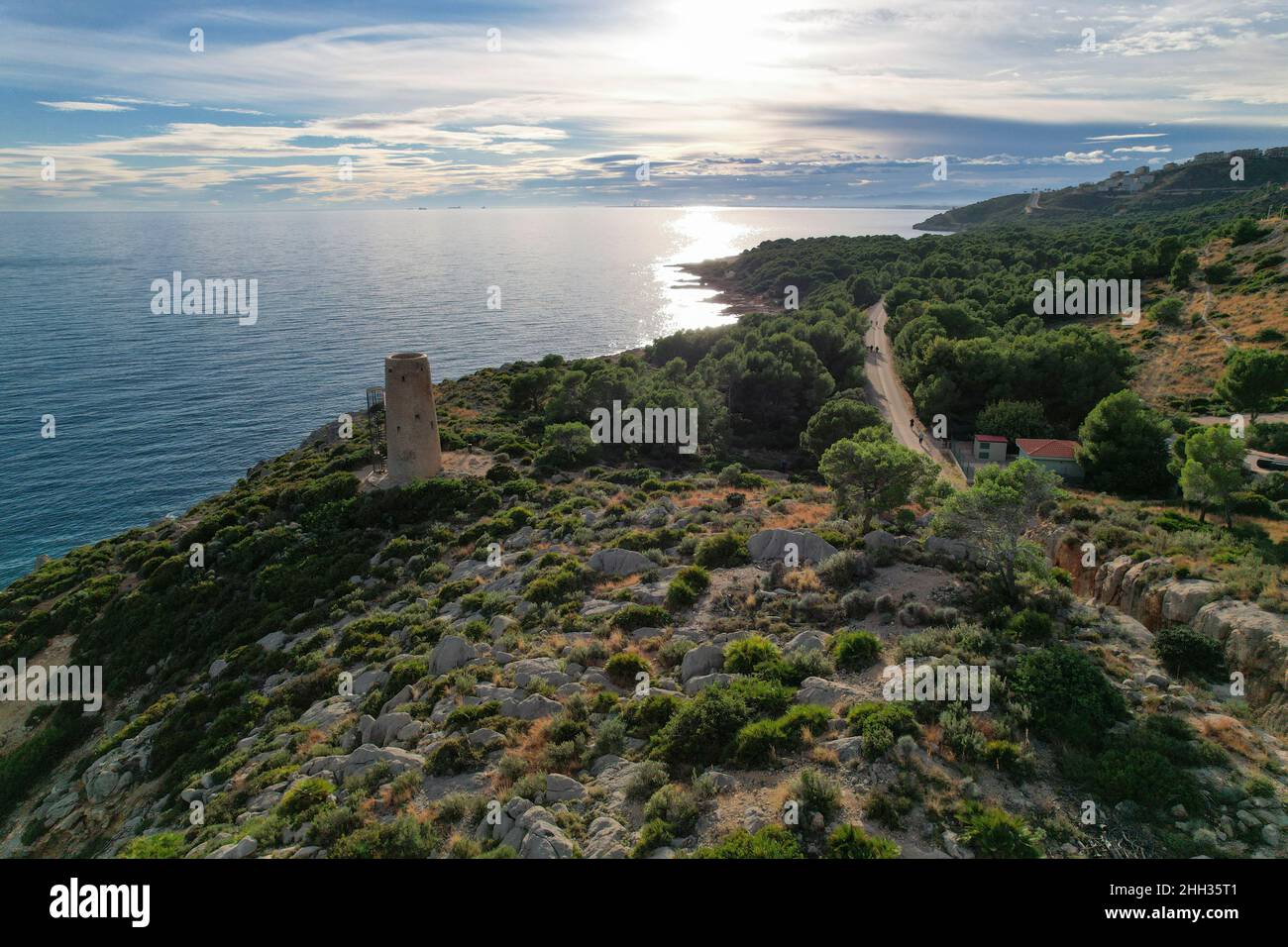 Drohnenansicht eines alten mittelalterlichen Turms der Verteidigung der Mittelmeerküste in Spanien. Torre de la Corda in Oropesa, Spanien Stockfoto