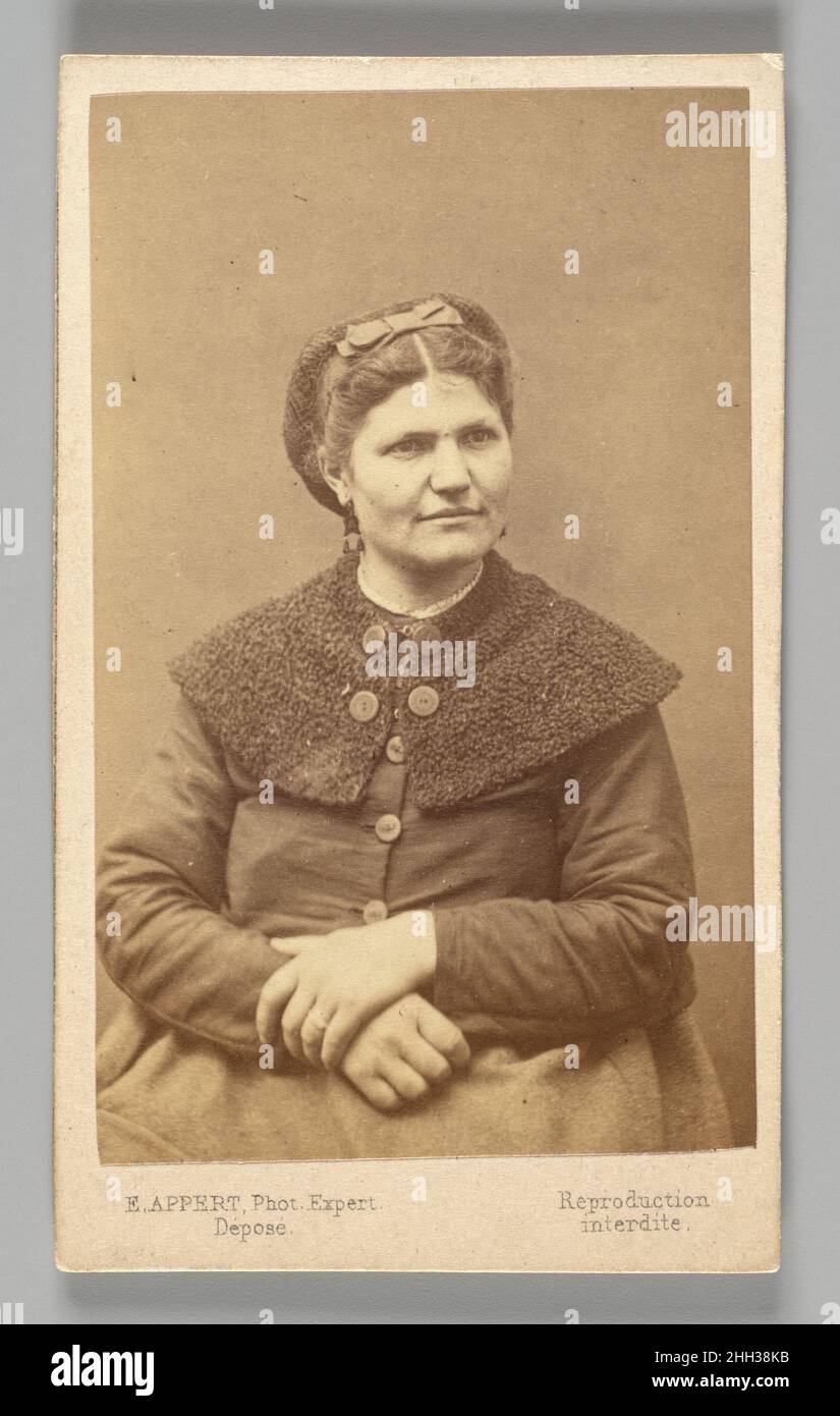 [Mitglied der Pariser Kommune: Marie Chérel, perpétuité, plündering et incendie] 1871 Ernest Eugène Appert nach der Niederlage Frankreichs im französisch-preußischen Krieg und dem Fall Napoleons III. Revoltierten Tausende Pariser gegen die neue royalistische Regierung und erklärten Paris zu einer unabhängigen Gemeinde. Es folgten wochenlange Kämpfe, in denen die Truppen von Versailles die Stadt Angriffen, während die Kommunarden Barrikaden abwarfen, Geiseln schossen und Regierungsgebäude verbrannten. Frauen nahmen in großer Zahl an dem Aufstand Teil, am bekanntesten als Pétroleus oder Brandstifter, die mehrere angefackelt haben Stockfoto